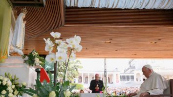 Papa Francisc vizitează Fatima. S-a rugat în fața unei statui a Fecioarei Maria pentru încetarea războiului din Ucraina