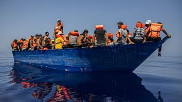 Cel puţin 41 de persoane au murit, după ce o ambarcaţiune cu migranţi s-a scufundat în sudul Italiei