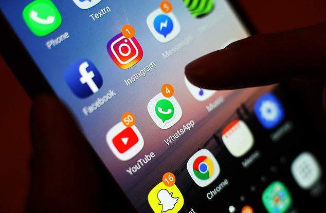 O aplicație îți fură datele din mesajele de pe Whatsapp si de pe Facebook. Cum să te protejezi?