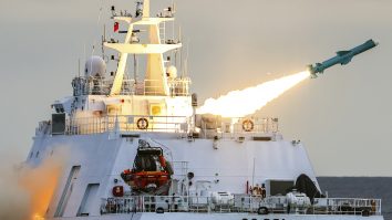 China mobilizează 42 avioane și opt nave, amenințând Taiwanul cu invazia după ce premierul de la Taipei a efectuat o vizită în SUA