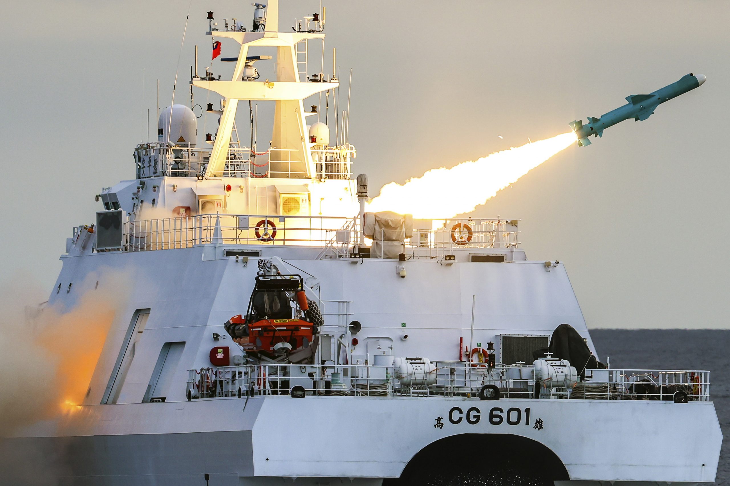 China mobilizează 42 avioane și opt nave, amenințând Taiwanul cu invazia după ce premierul de la Taipei a efectuat o vizită în SUA