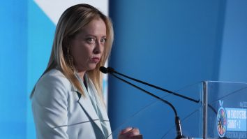 Giorgia Meloni îl dă în judecată pe solistul de la Placebo. Ce riscă Brian Moloko pentru că numit-o ”rasistă fascistă”