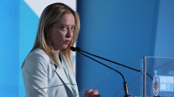 Giorgia Meloni îl dă în judecată pe solistul de la Placebo. Ce riscă Brian Moloko pentru că numit-o ”rasistă fascistă”