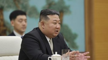 Salvați tablourile lui Kim! Locuitorii din Coreea de Nord trebuie să aibă grijă de efigiile dinastiei, în timp ce arhipelagul este lovit de taifunul Khanun