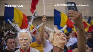 AUR protestează față de vaccinare/ Alexandru Rafila: Cei care sunt în fața Ministerului Sănătății nu își doresc să avem copii sănătoși