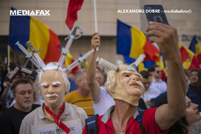 AUR protestează față de vaccinare/ Alexandru Rafila: Cei care sunt în fața Ministerului Sănătății nu își doresc să avem copii sănătoși