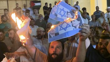 Ministrul de Externe din Libia, acuzat de trădare și demis, după ce s-a întâlnit cu omologul israelian. Libienii au protestat în stradă