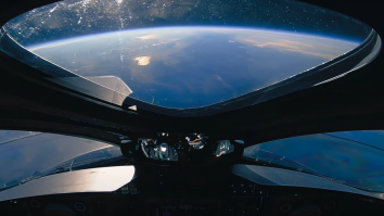 Richard Branson face cadou călătorii în spațiu. O mamă, fiica sa și un britanic bolnav de Parkinson sunt pasagerii Galactic02