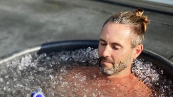 Băile cu gheață: beneficii sau riscuri? „Șocul la apa rece cauzează moartea a 60% dintre persoanele care practică asta”