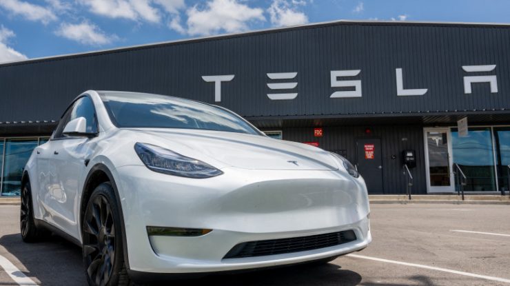 Tesla, anchetată: Aproximativ 300.000 de mașini ar avea probleme cu direcția. Ce fac rivalii companiei
