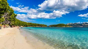 Locuitorii din Mallorca păcălesc turiștii, ca să îi țină departe de cele mai bune locuri de pe insulă.