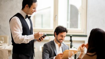 3 din 10 adulți au anxietate când comandă la restaurant. Vicepreședinte ANPC: Clienții au dreptul să știe ce mănâncă