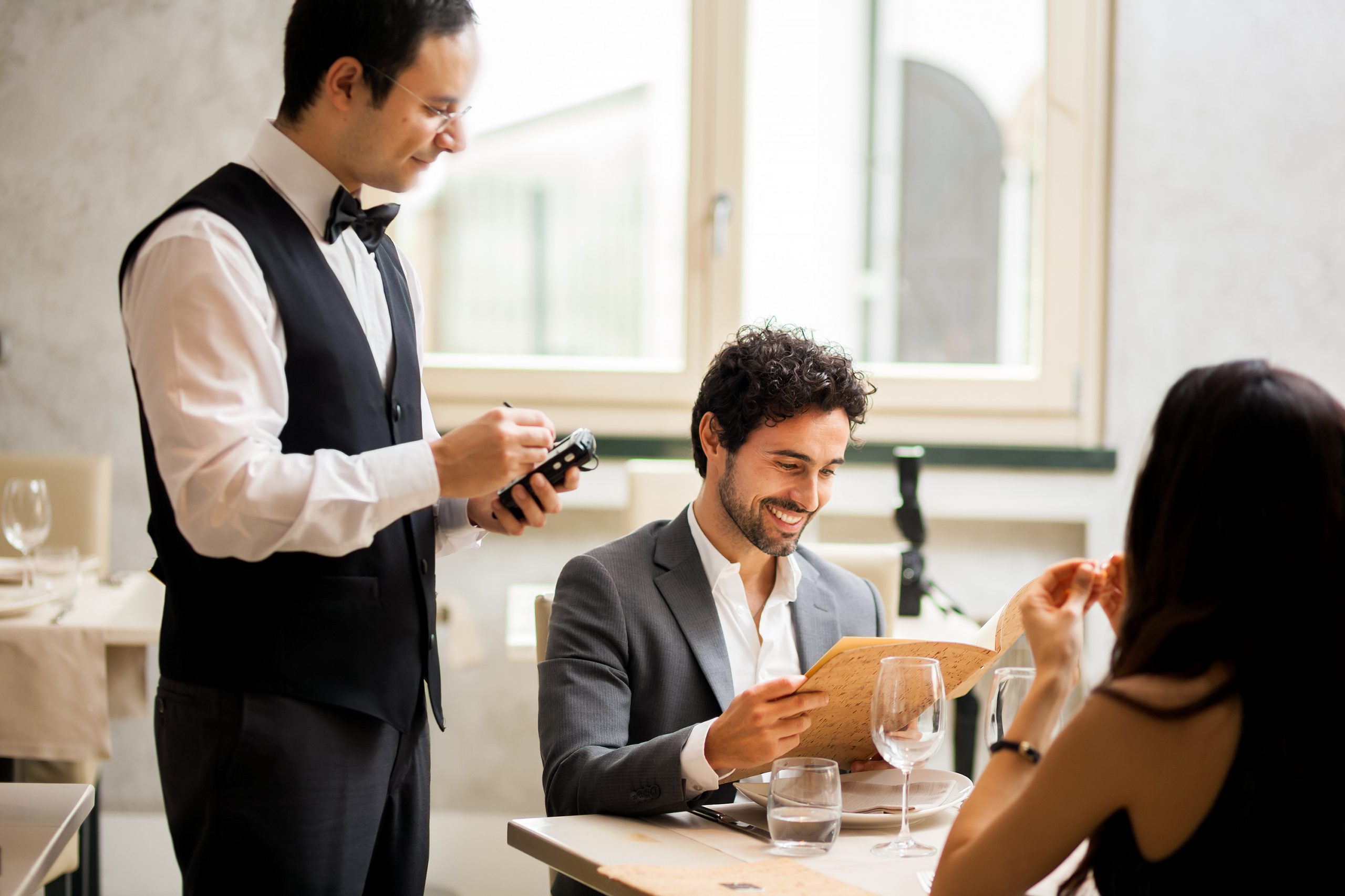 3 din 10 adulți au anxietate când comandă la restaurant. Vicepreședinte ANPC: Clienții au dreptul să știe ce mănâncă