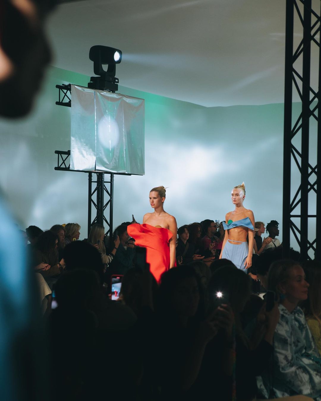 VIDEO. Fashion Week a început la Amsterdam. Ce designeri celebri își prezintă colecțiile