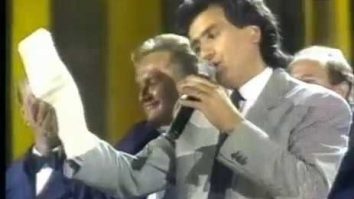 VIDEO. Toto Cutugno a iubit România. Momentul memorabil din 1993, când a interpretat „Ciobănaș cu 300 de oi” la „Cerbul de aur”