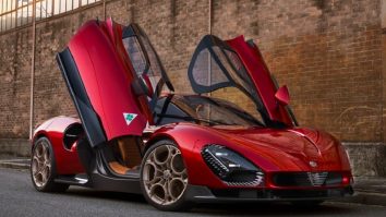 Alfa Romeo dezvăluie noul model 33 Stradale. Mașina are jante aurii și uși escamotabile de tip fluture