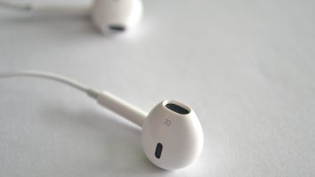 Apple brevetează un model de căști Dual Speaker. Sunetul va fi emis în exterior printr-o „țeavă de eșapament”