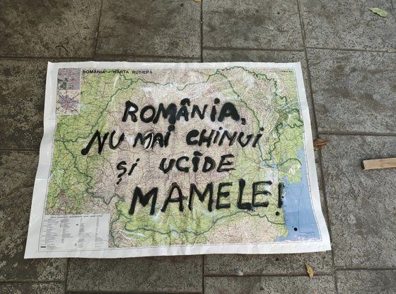„Nu am aer”. Protest în Piaţa Victoriei, după moartea gravidei care a așteptat șapte ore ajutorul medicilor