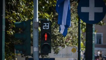 Atena folosește semafoare cu inteligență artificială. Autoritățile din capitala Greciei au încheiat un parteneriat cu Google