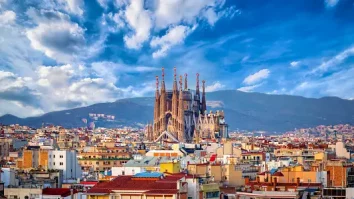 Cum să te bucuri de Barcelona de la înălțime? Vara asta, marile hoteluri și-au pregătit piscina de pe acoperiș