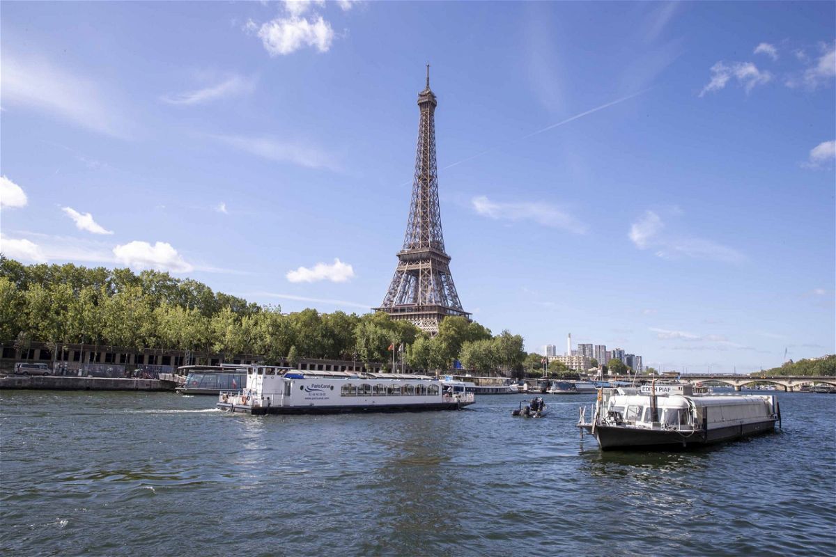 Turnul Eiffel a fost evacuat din cauza unei alerte cu bombă