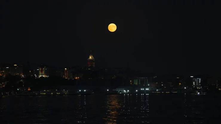FOTO. Superluna albastră luminează cerul din întreaga lume. Cât de rar e fenomenul