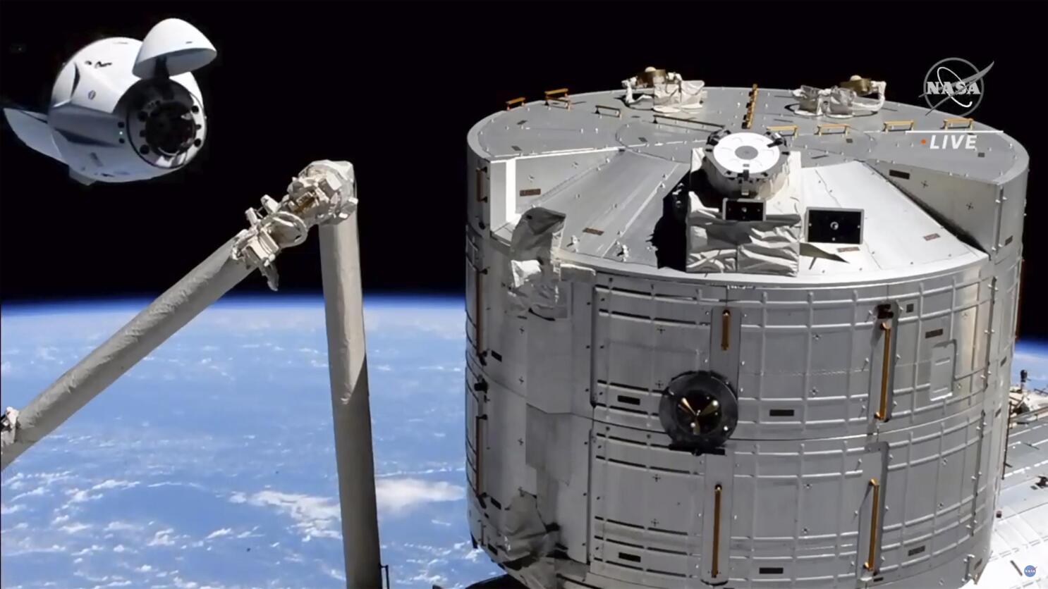 Capsula SpaceX ajunge la Stația Spațială Internațională. La bord sunt 4 astronauți din 4 țări