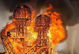 Începe Burning Man: 70.000 de oameni vin anual  să vadă o statuie imensă din lemn cum ia foc