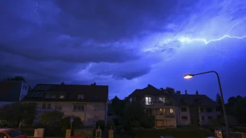 VIDEO. Ploile din Germania anulează 90 de zboruri pe aeroportul din Frankfurt. Străzile și pistele sunt inundate