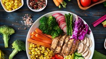 Cum poate fi încetinită îmbătrânirea? Cercetătorii au descoperit beneficiile dietelor care te mențin tânăr