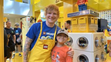 VIDEO. Ed Sheeran dă costumul de scenă pe șorțul de muncitor la Lego: „Mă aflu aici pentru a fi un specialist la magazinul Lego și apoi să mă joc”