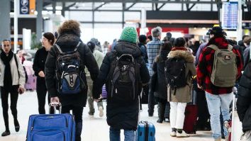 Românii părăsesc țara. Populația țării a scăzut cu aproape 20%