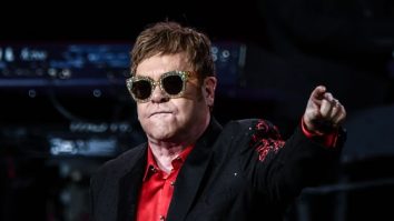 Elton John şi-a petrecut noaptea în spital, după ce a căzut în casă. Care e starea artistului