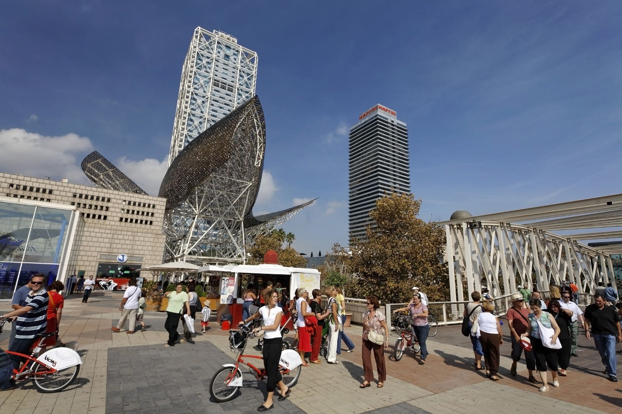 Barcelona, cel mai bun oraș ca să lucrezi în vacanță. Unde mergi ca să te distrezi, dar să și muncești