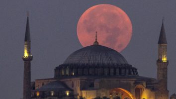 Poți vedea Superluna Albastră cu cel mai mare telescop portabil din București. Astroshow la Promenada Mall
