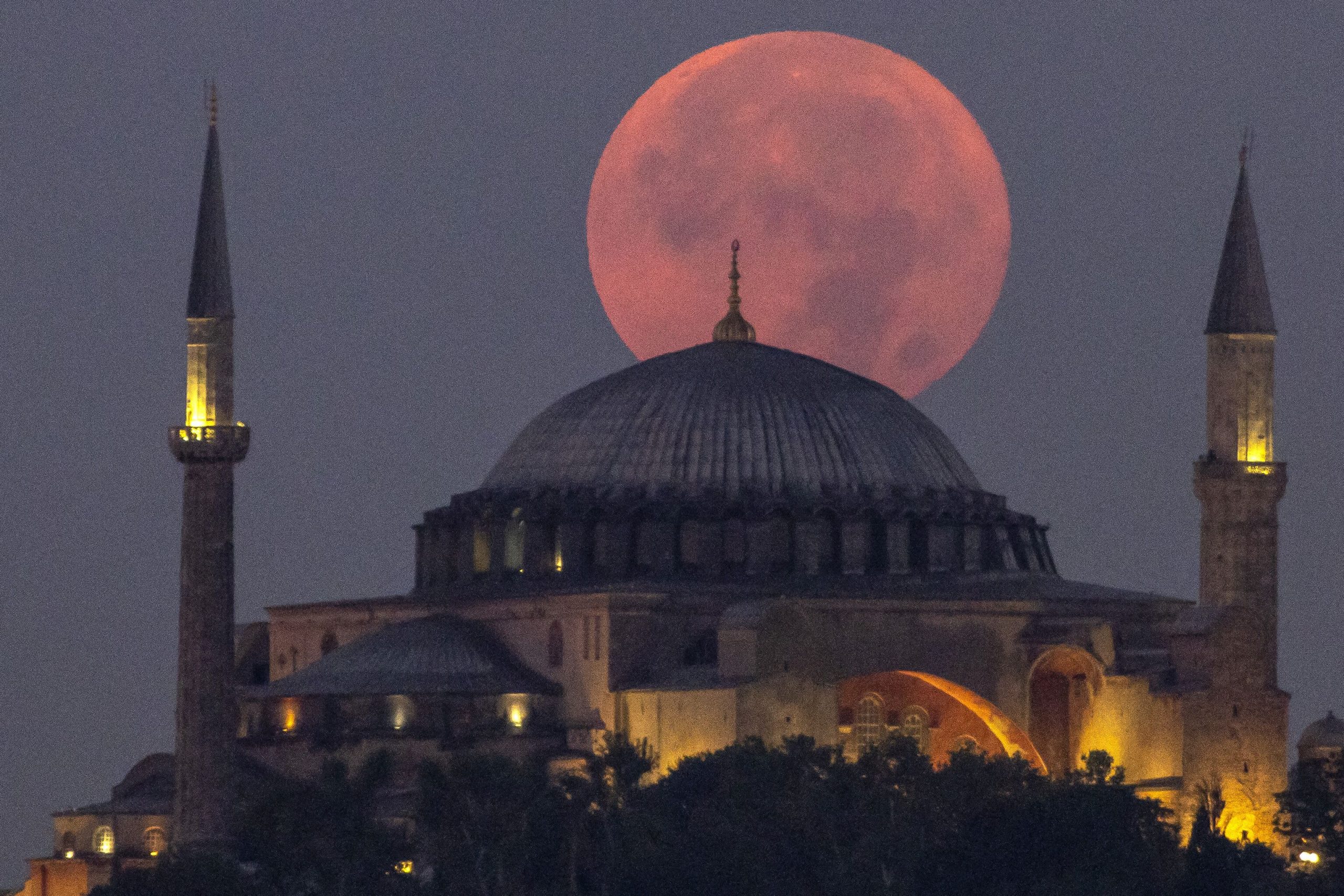 Poți vedea Superluna Albastră cu cel mai mare telescop portabil din București. Astroshow la Promenada Mall
