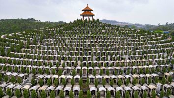 Check-in la cimitir: Înmormântările online sunt un trend în China. Oamenii primesc un cod QR pe care îl pot scana la „locurile de veci” ale rudelor