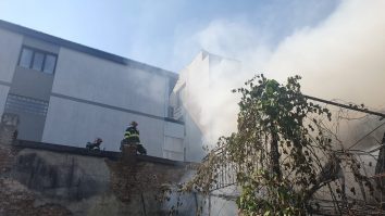 VIDEO. Incendiu în zona Victoriei, cu posibilitate de propagare la vecinătăți. O casă a luat foc