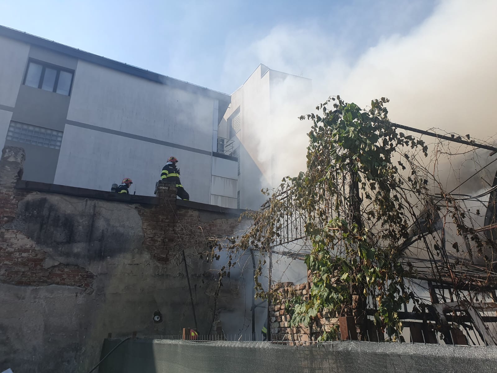 VIDEO. Incendiu în zona Victoriei, cu posibilitate de propagare la vecinătăți. O casă a luat foc