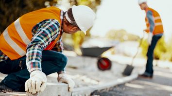 Le Monde: România se confruntă cu o criză de forță de muncă. Peste 5 milioane de români au plecat în Vest