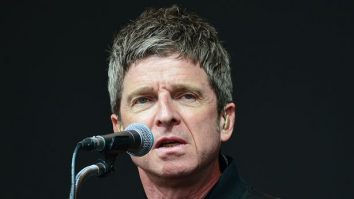 Noel Gallagher recunoaște că are dificultăți în a-și aduce aminte versurile pe scenă: „Sunt sigur că, în cele din urmă, voi avea nevoie de un teleprompter”