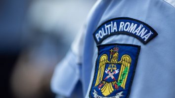 România te surprinde mereu. Un buștean dintr-un TIR încărcat cu lemne a căzut pe o mașină