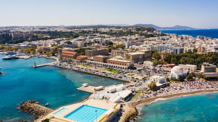 Turiștii care au fugit de incendiile de pe insula Rhodos vor primi o săptămână gratuită de vacanţă în primăvara sau toamna viitoare