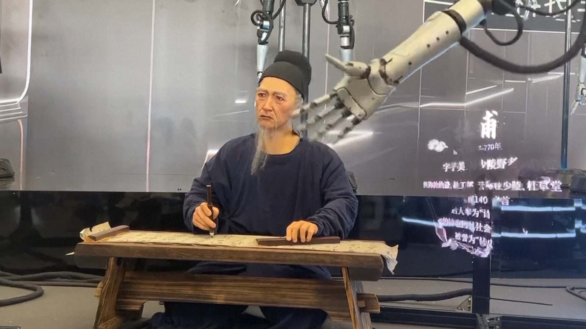 China organizează o expoziție cu roboți ce ar putea înlocui oamenii