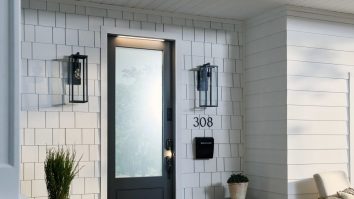 Cum să îți faci casa smart? Cea mai inteligentă ușă din lume vine cu sonerie video, lumini LED și senzori de mișcare