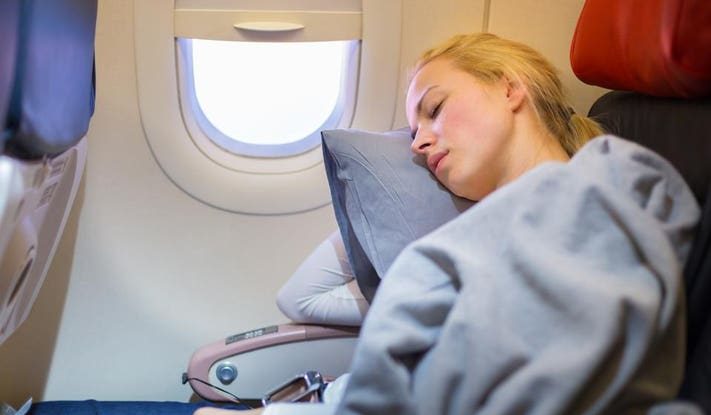 Mergi la capătul lumii? Zece sfaturi ca să dormi bine, oricât de lung ar fi zborul pe care îl ai de făcut