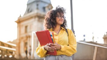 73.000 de tineri britanici vor un sabatic, fără studii. Horațiu Simion: „Ei sunt victimele unui paradox cu care nu s-a confruntat și generația părinților noștri”