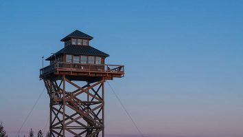 Un cuplu a construit o casă de vacanță de 13 metri înălțime. Cabana „Summit Prairie” are 1.600 de cereri în așteptare