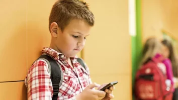 Generația „cheia la gât” și-a făcut update cu AirTag. În ce țări s-a interzis utilizarea telefoanelor în școli