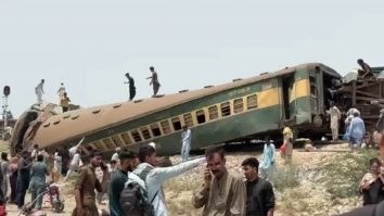 Cel puțin 25 de persoane au fost ucise și 80 rănite în urma deraierii unui tren în sudul Pakistanului